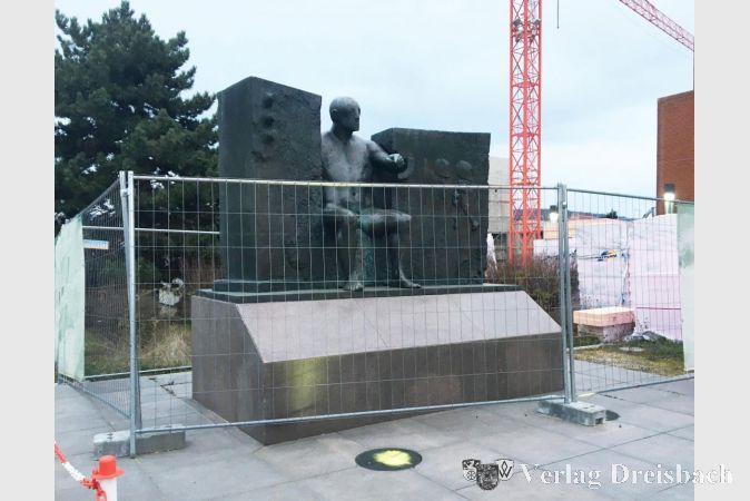 Der "Bürger als Souverän", die Skulptur vor dem Hofheimer Kreishaus,, ist derzeit seiner Freiheit beraubt.