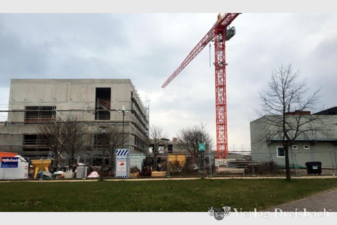 Die Investitionen erreichen in diesem Jahr im Main-Taunus-Kreis über 127 Millionen Euro, vornehmlich für den Schulbau, aber auch die Arbeiten am Erweiterungsbau des Kreishauses schreiten voran.