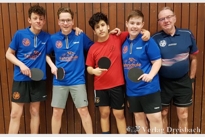 Die J15-Spieler Leon Weber, Nico Seewald, Cem-Miguel Türkdal und Tom Stapel (v.l .) mit Betreuer Harald Roth. Es fehlt Hagen Colloseus.