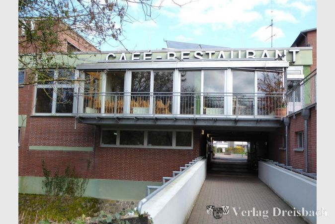 Noch sieht man gestapelte Stühle durch die Fenster des Restaurants in der Schwarzbachhalle. Eine Sanierung der Küche wurde beschlossen.