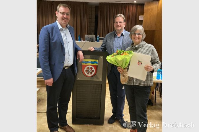 Dorothe Kettner-Andal freut sich über ihre Ernennung zur ehrenamtlichen Beigeordneten. Neben ihr Alexander Feist (Mitte) und Bürgermeister Christian Seitz.