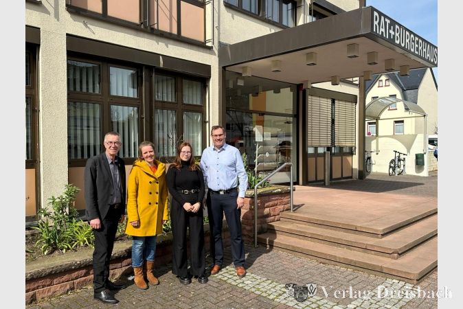 Bürgermeister Christian Seitz (re.) und der Erste Beigeordnete Franz Jirasek (li.) mit Michelle Müller (2. v. re.) und Lydia Rauh nach ihrem Treffen vor dem Rathaus.