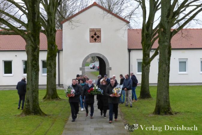 Auf dem Weg zur Kranzniederlegung.