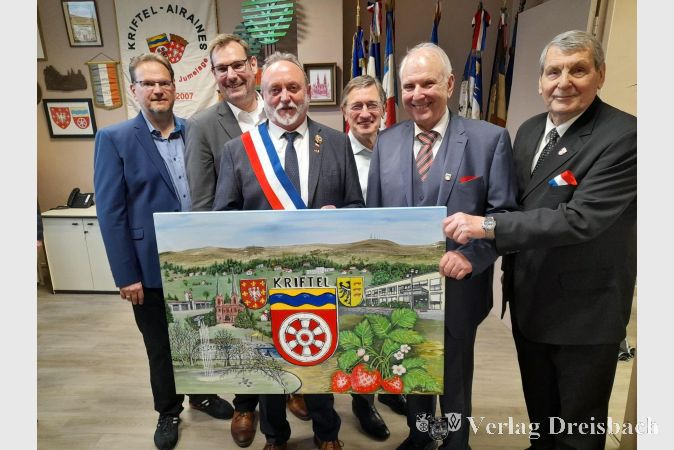 Die Krifteler Delegation – v. l. Alexander Feist, Christian Seitz, Joachim von Kiel, Bodo Knopf und Peter Schilling – übergeben Albert Noblesse (mit Schärpe) ein Gastgeschenk: Das Bild mit Kriftel-Symbolen hat Helmut Heil gemalt.