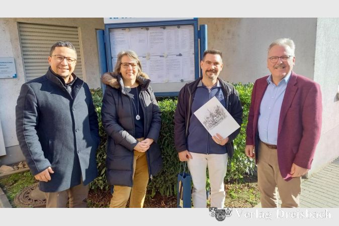 Bürgermeister Dr. Bernd Blisch und Erste Stadträtin Renate Mohr gratulierten Christian Diehl (2. v. r.) zum 25-jährigen Dienstjubiläum. Links im Bild der Leiter des Amtes für Kinder, Jugend und Familien, Mimoun Houmami.