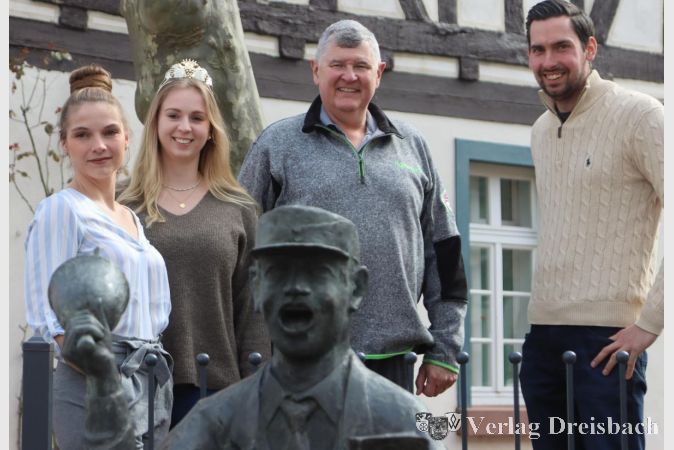 Der Vorstand des Winzervereins Wicker um (v.l.) Vorsitzende Juliana Venino, Weinkönigin Isabel Koscielski, den Zweiten Schriftführer Peter Hahn und Beisitzer Peter Flick plant zum 50-jährigen Bestehen ein viertägiges Weinfest am Tor zum Rheingau.