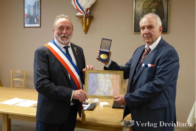 Bodo Knopf (rechts) nahm von Bürgermeister Albert Noblesse die besondere Ehrung entgegen.