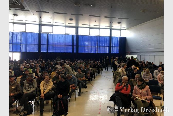 Das Publikum in der Großen Schwarzbachhalle. Ganztägig wurden dort Vorträge gehalten.