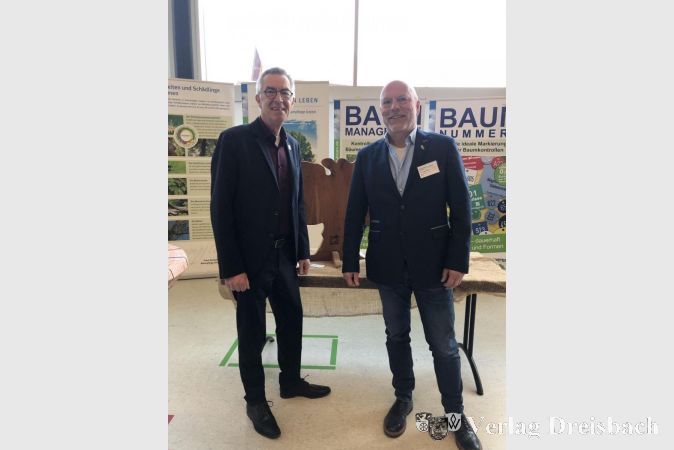 Geschäftsführer und Initiator des Rhein-Main-Baumforums, Frank Bechstein (rechts), hatte zu Beginn des Forums den Ersten Beigeordneten Franz Jirasek zu einem Grußwort eingeladen.