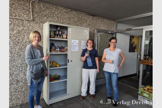 Engagement für das Teilen von Lebensmitteln. Von links nach rechts: Sabine Schäfler, Dr. Isabelle Clessienne und Carolina Beege bei der Eröffnung des Krifteler "FAIRteilers" am vergangenen Samstag.