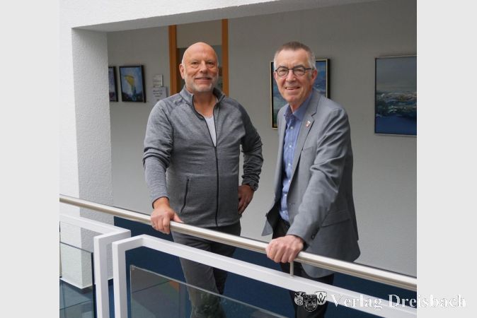 Frank Bechstein (links) zu Besuch im Rat- und Bürgerhaus beim Ersten Beigeordneten Franz Jirasek.