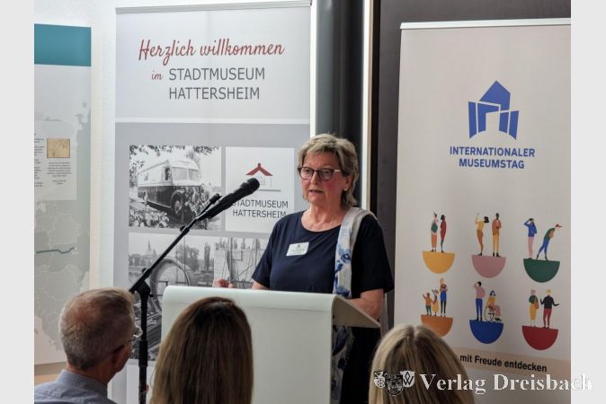 Ulrike Milas-Quirin, Kuratorin und stellvertretende Vorsitzende des Hattersheimer Geschichtsvereins, führte in die Dauerausstellung ein.