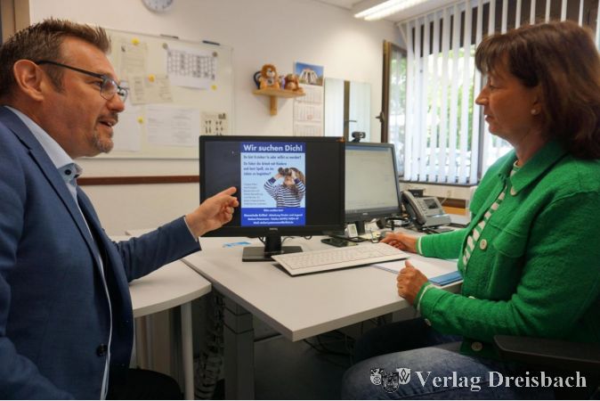 Bürgermeister Seitz und Stefani Petermann vom Team Kinder- und Jugendbetreuung überlegen, wie man neue Erzieher/innen für die Krifteler Kitas gewinnen könnte.