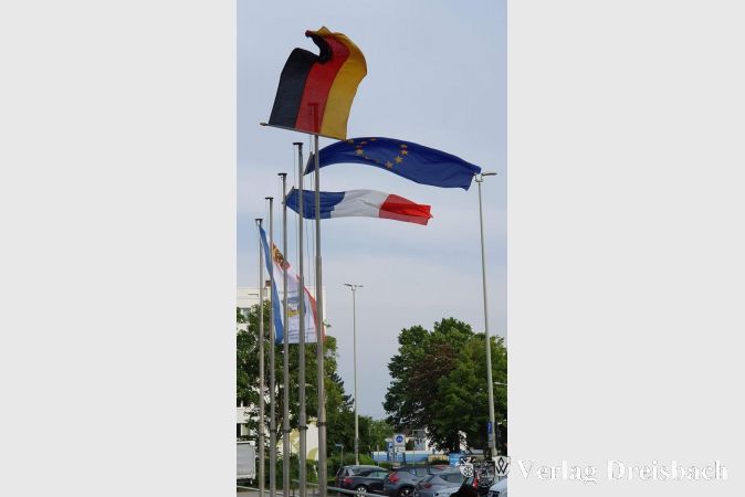 In Flörsheim war während des Besuchs der Franzosen dreifach geflaggt.