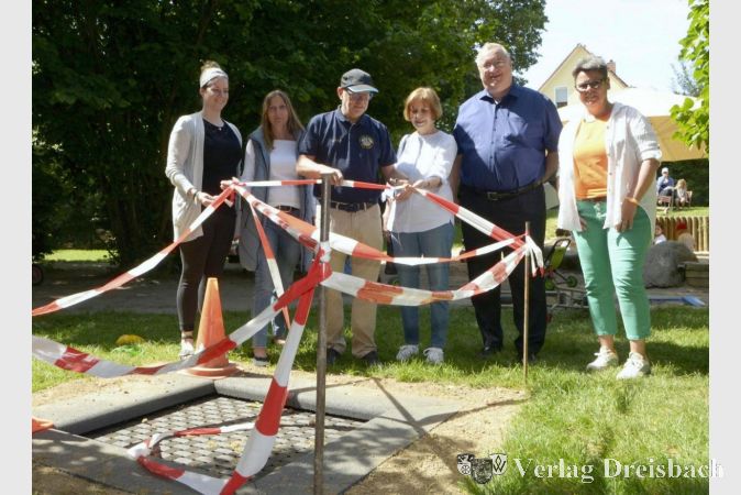 V.l.n.r.: Katharina Mükusch, Elternbeirat, Tanja Hillmann, Leiterin Kita „Zwergenhöhle“, Dr. Uwe Gerlach, Präsident Lions Club Hattersheim-Kriftel, Marion Uhle-Fassing, 1. Vizepräsidentin Lions Club Hattersheim-Kriftel, Bürgermeister Klaus Schindling, Claudia Metzler, stellv. Leiterin Kita „Zwergenhöhle“.