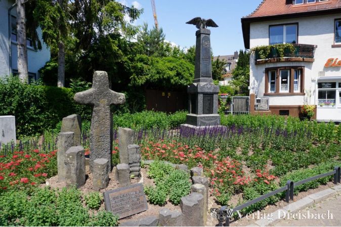 Das neue Wildstaudenbeet rund um das Ehrendenkmal für die Opfer der Weltkriege und das Bonifatiuskreuz.