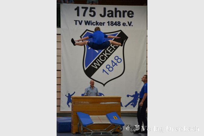 Der TV WickerJugend präsentiert beeindruckende Turnvorführungen im Rahmen der Festveranstaltung.