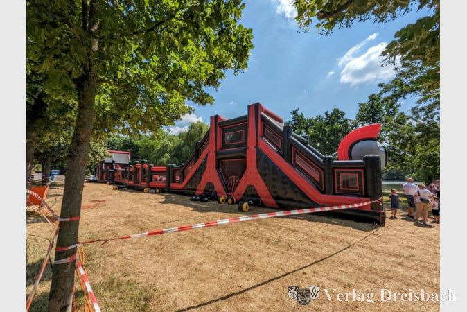 Der spektaktuläre Hindernisparcours "Gladiator Run" entpuppte sich von Anfang als wahrer Kindermagnet.
