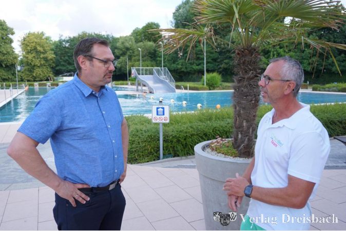 Bürgermeister Seitz im Gespräch mit dem neuen Schwimmmeister Raoul Krippner.