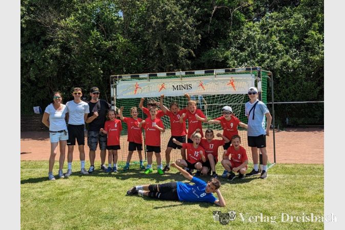 Und auch die männliche E-Jugend jubelt hier beim Pfingstturnier, denn ihre Quali war ebenso erfolgreich.