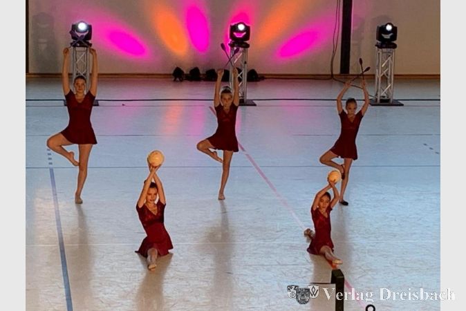Mia, Elsa, Sophia, Emma und Lena nutzen den Demo-Abend, um ihr Können unter Beweis zu stellen.