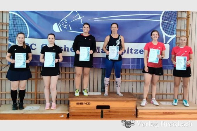 Die BSC-Spielerinnen Dominika Radack, Alexandra Kerling, Katrin Remsperger und Natascha Götz (v.k.) mit den Zweitplatzierten, den Wiesbadener Badmintonverein.
