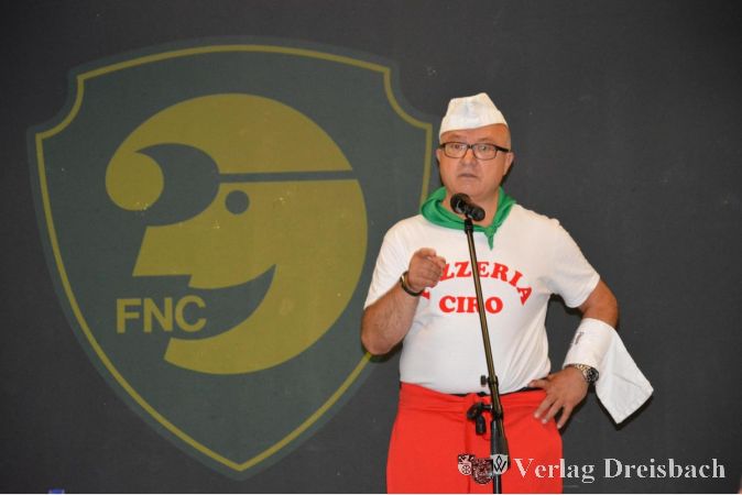 Der Fastnachts-Star und "Pizzabäcker" Ciro Visone sorgt mit seinen amüsanten Anekdoten aus dem Leben in seiner Pizzeria für beste Unterhaltung beim Helferfest des FNC.