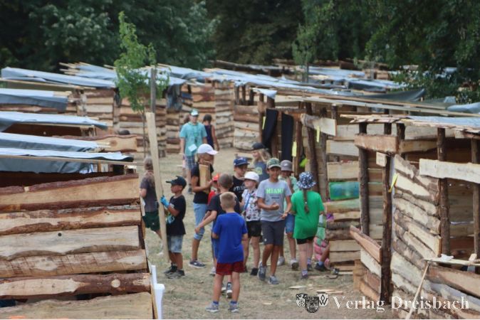 Der Aufbau der Holzhütten auf dem Abenteuerspielplatz war über viele Jahre ein zentraler Bestandteil der Flörsheimer Ferienspiele. Diese Tradition soll unter dem neuen Konzept nicht weitergeführt werden.
