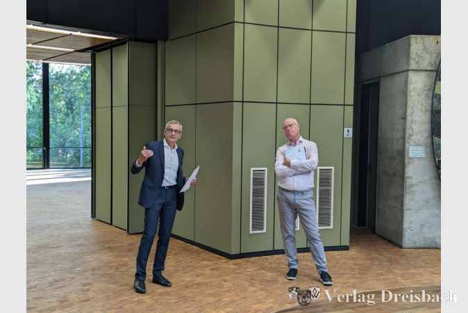 Architekt Volker Kilian (links) und Prof. Dr. Markus Harzenetter beim Jurybesuch in der Stadthalle am 31. Mai.