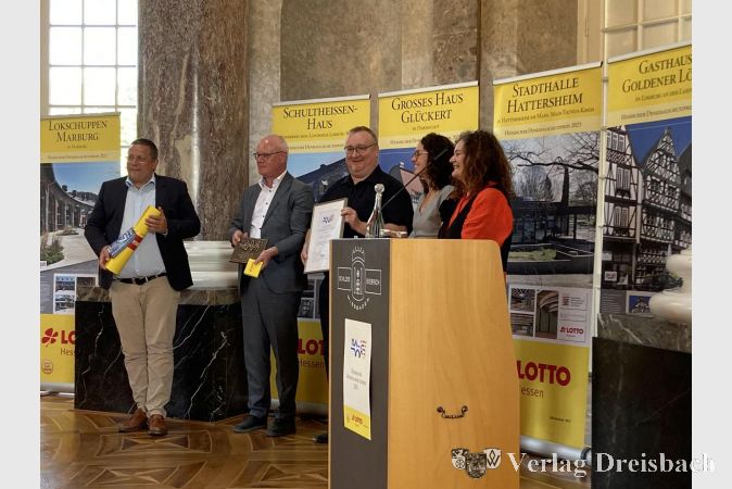 Am Montag fand im Biebricher Schloss in Wiesbaden die Verleihung des Hessischen Denkmalschutzpreises 2023 statt. Stolz präsentiert Bürgermeister Klaus Schindling die Siegerurkunde.