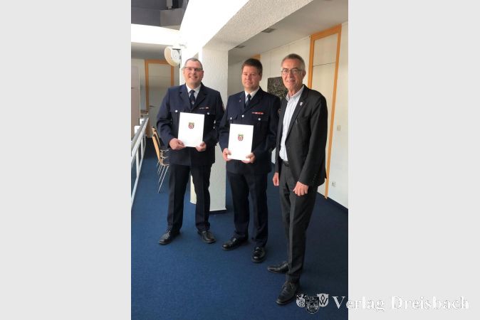 Franz Jirasek (rechts) übergab jetzt die Ernennungsurkunden. Patrick Kilian (Mitte) bleibt so zunächst kommissarisch Gemeindebrandinspektor, Andreas Windl sein Stellvertreter.