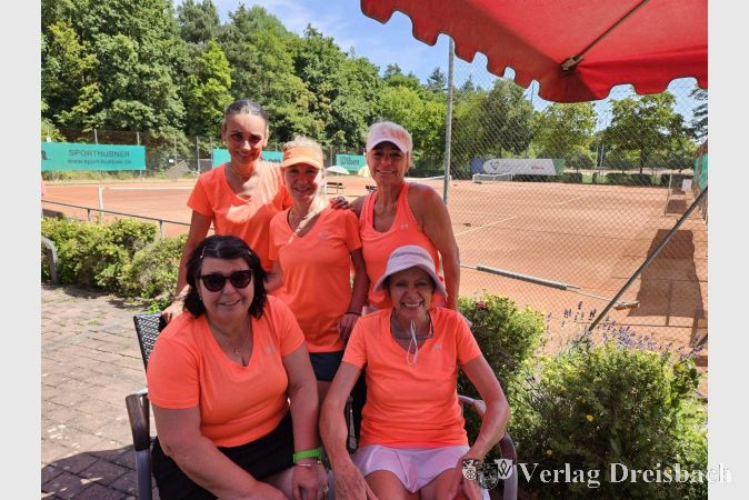 Die orangene Familie der Damen 50. V.l.n.r stehend Natalie Heilmann, Merle Kanzler-Preller und Petra Pannes, sitzend Daniela Wisskirchen und Ute Walter.