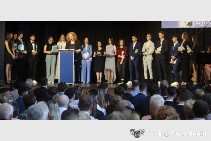 Die Abiturientinnen und Abiturienten mit dem besten Schnitt sowie den Bestleistungen in einzelnen Fachgebieten durften auf der Bühnen eine Auszeichnung entgegennehmen.