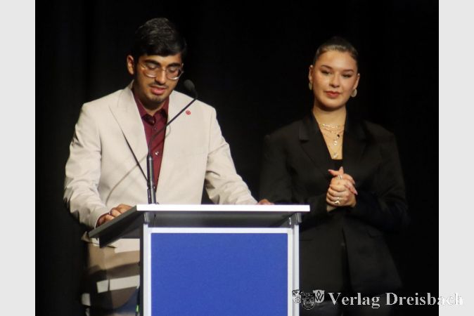 Die Abiturrede von Schülerseite hielt ein Duo: Özge-Yaren Vural blickte auf die Besonderheiten des Schullebens am GSG zurück, Labeed Ahmad machte sich allgemeine Gedanken zu den Werten in unserer Gesellschaft.