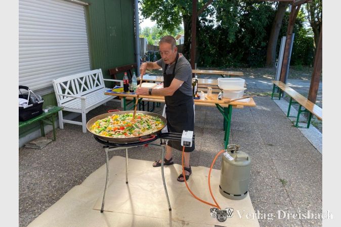 Agustín Martin-Pelaez bei der Zubereitung seiner köstlichen Paella.