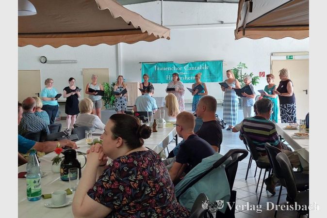 Kleines Chorkonzert bei sommerlichen Temperaturen.