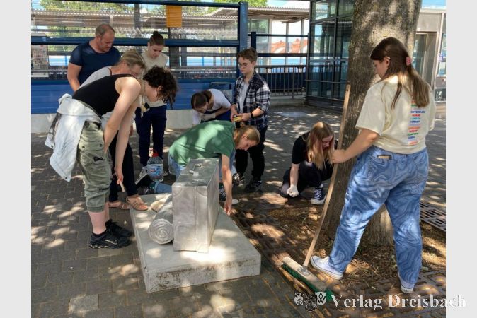 Die Kofferskulptur am Bahnhof glänzt nach einer Reinigungsaktion von Schülerinnen und Schülern der Projektgruppe der Graf-Stauffenberg-Schule wieder.