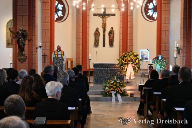 Pfarrer Helmut Gros am Dienstag bei der Trauerfeier für Paul Dünte in St. Vitus.