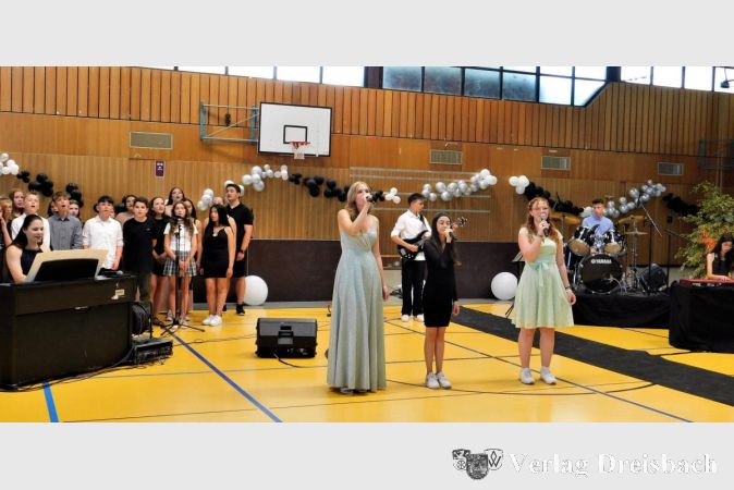 Auftritt der Schulband bei der Verabschiedung der Abschlussklassen.