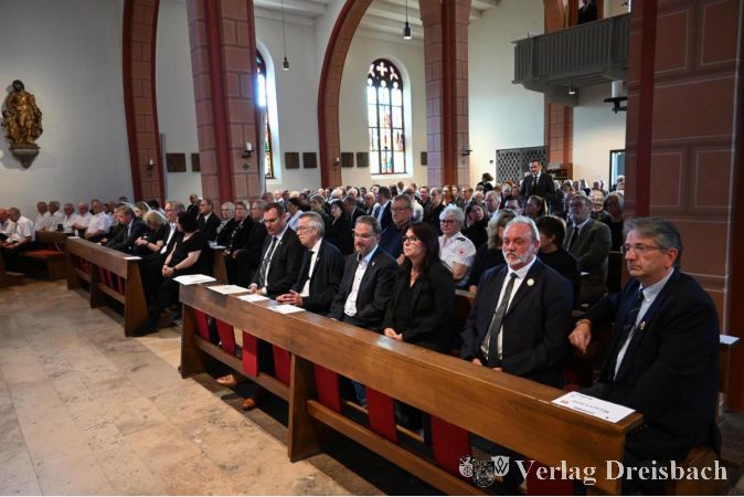 Die vollbesetzte katholische Kirche St. Vitus. In der ersten Reihe von links nach rechts: Bürgermeister Christian Seitz, der Erste Beigeordnete Franz Jirasek, der Vorsitzende der Gemeindevertretung Alexander Feist, die Vorsitzende des Sozialausschusses Gabriele Feist sowie Bürgermeister Albert Noblesse und François Rouillard aus Airaines.
