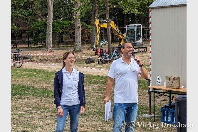 Die Erste Stadträtin Heike Seibert und Frank Enders, der Hattersheimer Beauftragte für Vereine, Jugendarbeit und Ferienspiele.