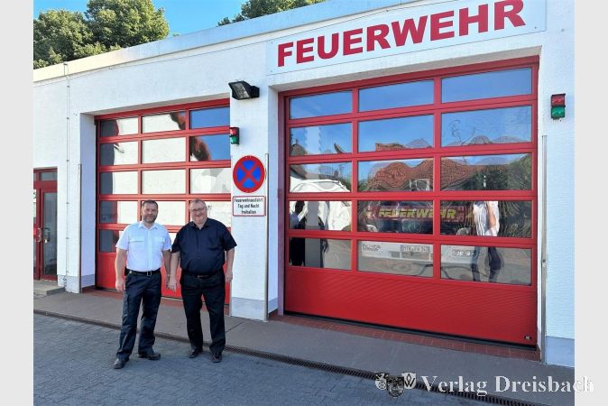 Bürgermeister Klaus Schindling (rechts) und Stadtbrandinspektor David Tisold (links) vor der Eddersheimer Fahrzeughalle.