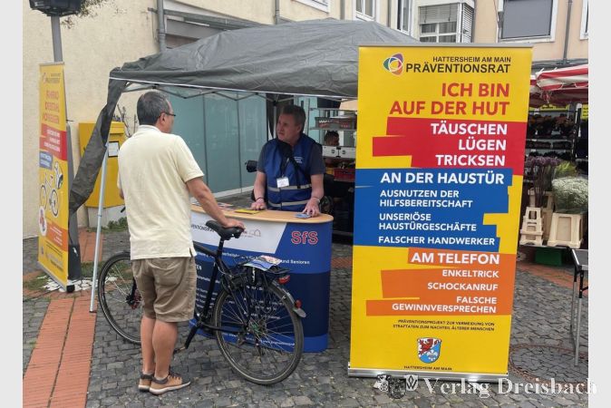 Sicherheitsberatung auf dem Wochenmarkt.