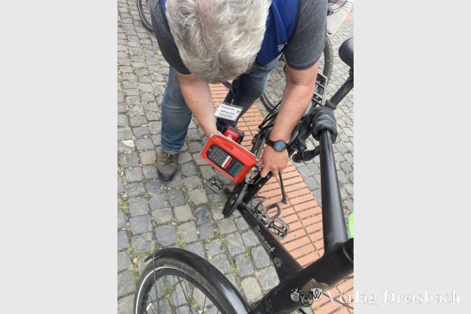 Sicherheitsberater Andreas Suda beim Codieren eines Fahrrads.