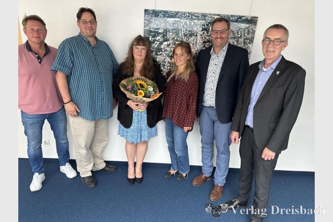 Zu „40 Jahren im Öffentlichen Dienst“ gratulierten Susanne Schué (3. v. li.): Sascha Weiser vom Personalrat, Fachbereichsleiter Pasquale Fiore, Frauenbeauftragte Yvette Krajczyk, Bürgermeister Christian Seitz sowie der Erste Beigeordnete Franz Jirasek.