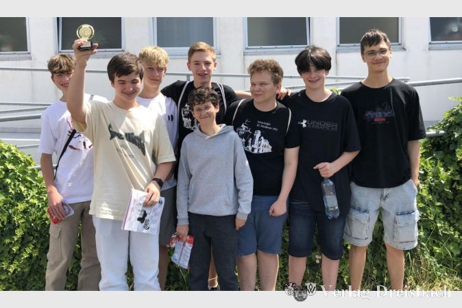Die Flörsheimer U18-Akteure bei den Bezirksmeisterschaften in Kelsterbach (v. l.): Michael Simon, Raphael Altenbrandt, Henry Ruppert, Julian Stegmaier, Kai Litzinger, Jan Marzok, Nick Stoll, Alexander Ulzaev. Die erste Flörsheimer Vertretung ist Meister geworden.