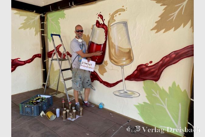 Graffiti-Künstler Marcus Dörr bei der Arbeit am Tor zum Rheingau