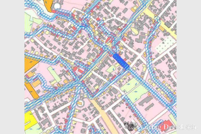 Im Weilbacher Ortskern könnten viele Gebäude (rot eingezeichnet) bei einem Starkregen in Gefahr geraten, inklusive der Weilbachhalle (unten rechts).