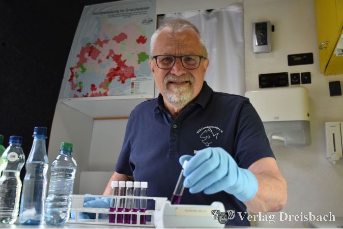 Dipl.-Phys. Harald Gülzow analysiert eine Brunnenwasserprobe im Labormobil vom VSR-Gewässerschutz.