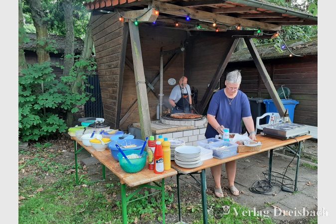 "Team Jung" bei der Arbeit: Martin Jung am Grill, Patricia Jung an der Theke davor. Gemeinsam sorgten sie für eine gelungene Organisation des Sommerfestes.